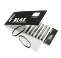 Een open verpakking van BLAX Hair elastiekjes - Zwart (8 stuks) toont verschillende dunne, klitvrije elastiekjes binnenin, met twee flexibele plastic bandjes van BLAX buiten de verpakking.