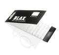 Een verpakking van BLAX Hair Elastics - Clear (8 stuks) van BLAX toont verschillende flexibele, doorzichtige haarelastiekjes die op een rij zijn geplaatst, waarbij enkele elastiekjes uit de verpakking zijn gehaald en ernaast zijn gelegd.