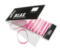 Er wordt een pakket BLAX Hair elastiekjes - Roze (8 stuks) van BLAX getoond, met twee roze en witte elastiekjes zonder haakjes naast de verpakking op een wit oppervlak.