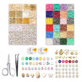 De Fashiongirl Clay Beads / Heishi Beads Bohemian Kit bevat 6000 verschillende kralen, spoeltjes, een schaar, een pincet, letterkralen, bedeltjes en nog veel meer – alles wat je nodig hebt om unieke bohemian sieraden te maken.