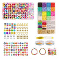 De Fashiongirl Clay Beads / Heishi Beads Fimo Kit - KREA DIY Jewellery Kit bevat 4500 diverse kleurrijke kralen, bedeltjes, letterkralen, elastisch koord, sluitingen en twee kant-en-klare armbanden, netjes gerangschikt in vakjes.