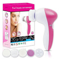 De Fashiongirl Facial Brush 5-in-1 | Facial Brush Cleanser wordt naast de doos getoond, waarop een vrouwengezicht en productafbeeldingen te zien zijn. Vijf verwisselbare borstel- en padopzetstukken zijn aan de voorkant gerangschikt voor uw huidverzorgingsroutine.