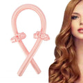 De Fashiongirl Heatless Hair Curlers in roze worden geleverd met twee bijpassende scrunchies, afgebeeld naast een vrouw met lange, glanzende kastanjebruine krullen – krijg prachtige krullen zonder hitte.