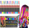 Twelve UNIQ Hair chalk - Vibrant Hair Chalk Color Pen set pennen in 12 kleuren worden boven de productdoos getoond, naast een persoon met lang, golvend haar dat is geverfd in bijpassende levendige regenboogtinten met behulp van deze tijdelijke, afwasbare haarkleurpennen.