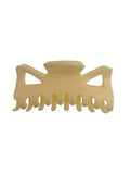 De SOHO Hair Claw in crèmekleurig wit, met in elkaar grijpende tanden en driehoekige uitsparingen, wordt getoond tegen een witte achtergrond.