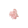 De SOHO Hara Mini Hair Claw in Blush is een kleine, glanzende lichtroze plastic clip met afgeronde randen en in elkaar grijpende tanden voor een stevige grip.