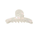 De SOHO Haylen Hair Claw in wit heeft een parelmoerachtige marmeren afwerking, een afgeronde bovenkant en brede gebogen tanden, weergegeven tegen een effen witte achtergrond. Dit SOHO-accessoire voegt elke dag een chique touch toe aan je kapsel.