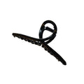 De SOHO Iva Metal Hair Claw in zwart heeft een gebogen, in elkaar grijpend ontwerp en een stevig veerscharnier – een ideaal SOHO-accessoire om een stijlvolle messy bun vast te zetten.