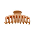 De SOHO Kana Hair Claw - Sepia van SOHO heeft een bruin plastic ontwerp met brede, gebogen tanden voor een sterke grip, geschikt voor alle haartypes. Afgebeeld tegen een witte achtergrond.