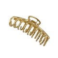 De SOHO Kana Metal Hair Claw in goud heeft een groot, gebogen ontwerp met in elkaar grijpende tanden voor een sterke grip, geschikt voor alle haartypes.
