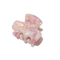 De SOHO Loa Mini Hair Claw - Blush van SOHO heeft een blushroze gemarmerd ontwerp, een glanzende afwerking, gebogen tanden en een rechthoekige vorm – perfect als kleine haarclip voor dagelijkse elegantie.