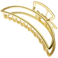 De SOHO Lyra Large Metal Hair Claw in goud heeft een gebogen, open frame met in elkaar grijpende tanden – ideaal voor het vastzetten van een rommelige knot of het stylen van elegante kapsels.