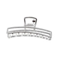 De SOHO Selin Metal Hair Claw in zilver, van SOHO, heeft een rechthoekig ontwerp met een veerscharnier en een open, minimalistische structuur voor alle haartypes, afgebeeld tegen een witte achtergrond.