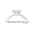 De SOHO Tori Small Metal Hair Claw in mat zilver heeft een veerscharnier en geribbelde tanden voor een stevige messy bun-styling – een stijlvol SOHO-accessoire afgebeeld tegen een witte achtergrond.