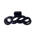 De SOHO Wave Hair Claw - Black van SOHO heeft een open, gedraaid lusontwerp en een veerbelaste sluiting voor een sterke grip en veilige styling.