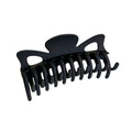 De SOHO Zara Hair Claw - Black van SOHO is een grote zwarte plastic haarclip met in elkaar grijpende gebogen tanden en decoratieve uitgesneden vormen aan de bovenkant.