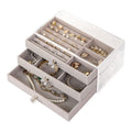 De UNIQ Acryl Sieraden Organizer met 3 lades - J305 van UNIQ heeft met grijs fluweel beklede vakken, zodat ringen, oorbellen, armbanden en kettingen netjes geordend kunnen worden opgeborgen.