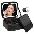 De UNIQ LED Makeup Travel Case with Mirror van UNIQ is een zwarte draagbare cosmetica-organizer met verstelbare verdelers, een ingebouwde spiegel voor het aanbrengen van make-up en een extra spiegel met 10x vergroting voor schoonheid onderweg.