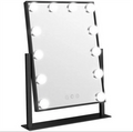 De UNIQ New York Mega Makeup Mirror van UNIQ heeft een zwart rechthoekig frame, twaalf ronde ledlampjes, een zwarte standaard en drie aanraakknoppen onderaan in het midden.