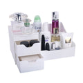 De UNIQ Organiser voor make-up- en huidverzorgingsproducten in wit van UNIQ heeft 9 vakken om parfumflesjes, deodorant, crèmes, lippenstift, make-up potjes en lotion tubes netjes in op te bergen.