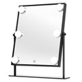 De UNIQ XL Hollywood Mirror met LED-verlichting en touchbediening van UNIQ heeft een strakke zwarte lijst, zes ronde LED-lampjes en een touch-aan/uit-knop. Hij wordt geleverd met een stevige standaard, waardoor hij perfect is voor je make-up routine.