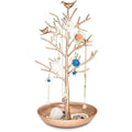 De UNIQ Bronze Vintage Jewelry Tree with 3 Birds is een roestvrijstalen organizerstandaard voor kettingen, armbanden en oorbellen, met een ronde schaal aan de onderkant voor extra opbergruimte – een charmante aanvulling op uw sieradencollectie.